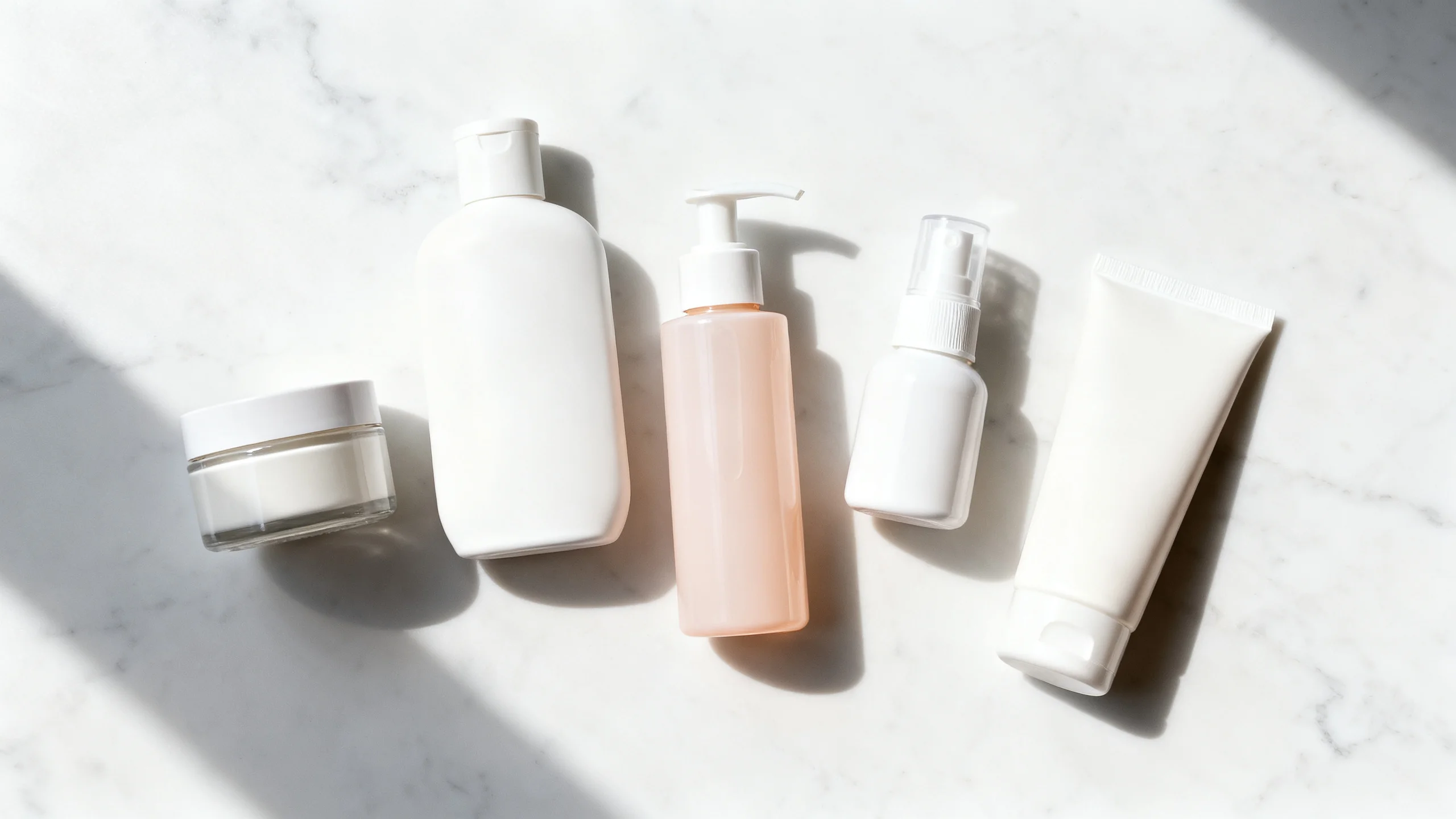 Ilustrasi panduan skincare untuk kulit berminyak 2026 dengan produk oil-free